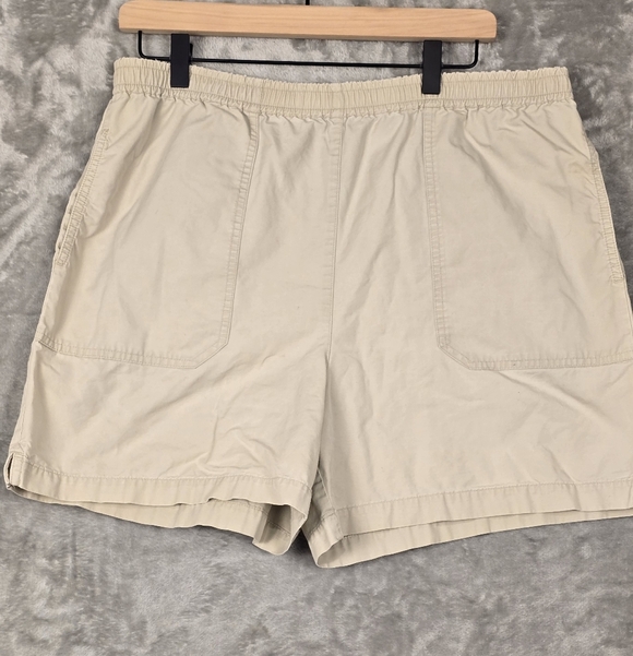 Liz Claiborne Pants - Liz Claiborne Cream Flat Front Shorts